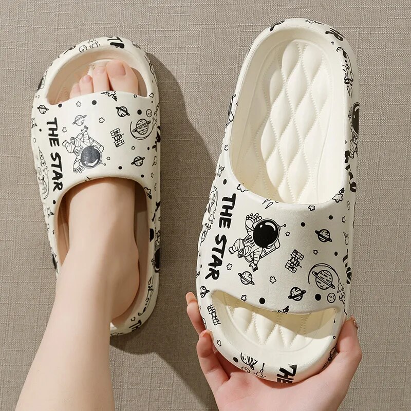 Queen Street Fashion - Sandal keren untuk pria di musim